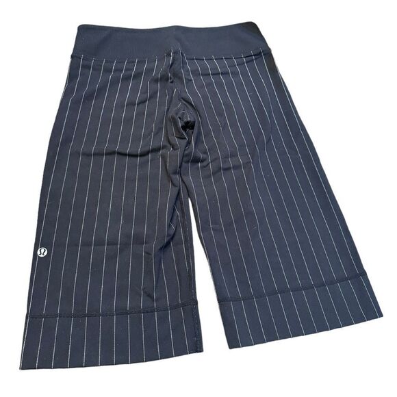 Lululemon wide leg cropped pants (S/M) - Picture 2 of 3